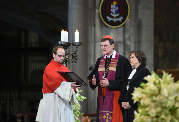 Pseudokardyna Rainer Maria Woelki z protestanck minister w katedrze koloskiej, 17 kwietnia 2015 r.