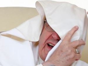 Pseudopapie Franciszek-Bergoglio zakrywa twarz