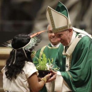 Bergoglio przyjmuje ofiar dla boka Pachamama