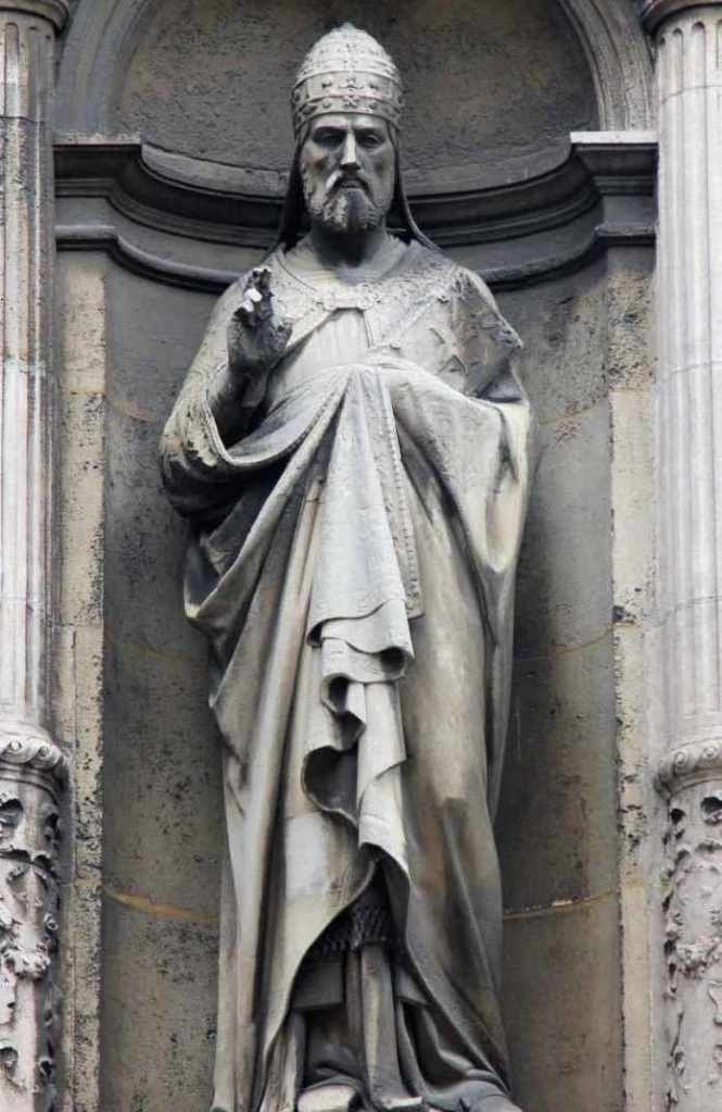Statua w. Grzegorza VII Papiea. Koció witej Trójcy, Pary.