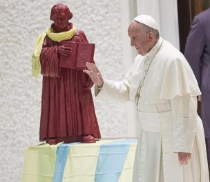 Pseudopapie Bergoglio przed pomnikiem arcykacerza Lutra w Watykanie