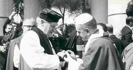 Antypapież Paweł VI nakłada na palec pierścień kacerzowi Ramseyowi