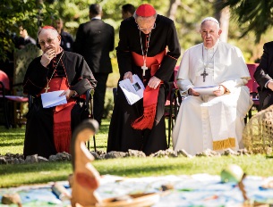Antypapież Bergoglio ze świtą i pogański bożek Pachamama. Ogrody Watykańskie.