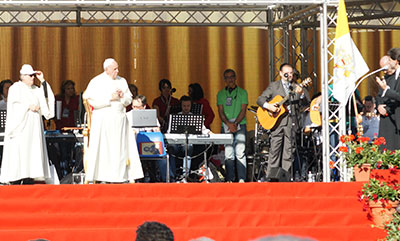 Pseudopapież Bergoglio na stadionie olimpijskim w Rzymie z charyzmatykami, 1 czerwca 2014 r.