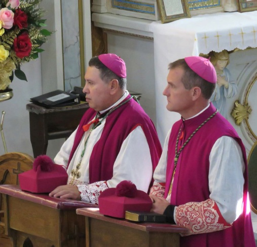 Biskup Martin Davila (z Meksyku) i biskup Pio Espina (z Argentyny) asystują przy Mszy świętej (2022 r.)