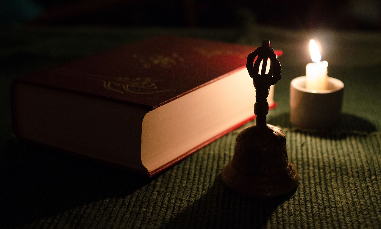 Dzwonek, księga i świeca - używane do rzucenia ekskomuniki.