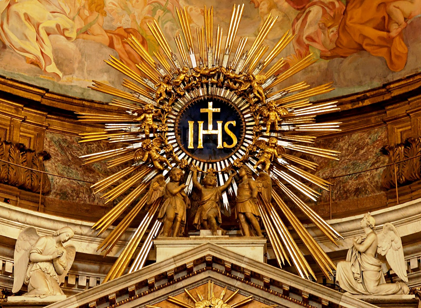 Iesus hominum Salvator. Kościół Il Gesu w Rzymie. Ołtarz główny.