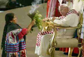 JPII pobłogosławiony przez pogańską kapłankę Zapoteków w Meksyku, 31 lipca 2002 r.