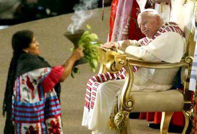 Jan Paweł II pobłogosławiony przez pogańską kapłankę Zapoteków w Meksyku, 31 lipca 2002 r.