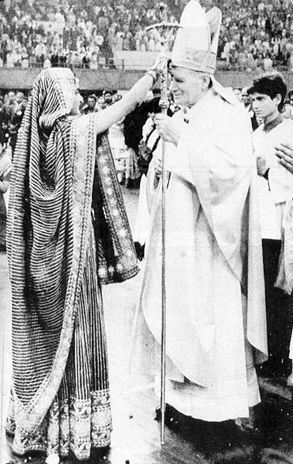 Pseudopapież Jan Paweł II otrzymuje tilak - znak pogańskiego bóstwa Sziwy