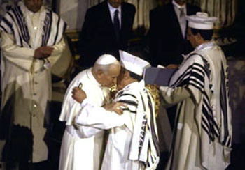 Jan Paweł II z rabinem w synagodze rzymskiej, 1986 r.