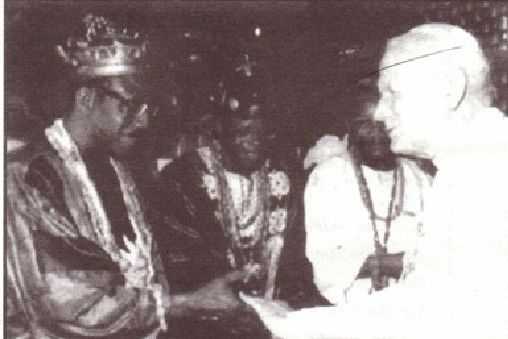 Pseudopapież Jan Paweł II z afrykańskimi animistami (czarownikami).