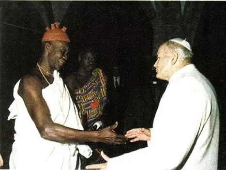 Jan Paweł II z szamanem w Afryce, 1986 r.