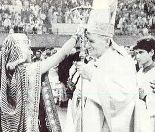 Kaplanka Sziwy kreśli na czole Jana Pawła II znak hinduskich bożków