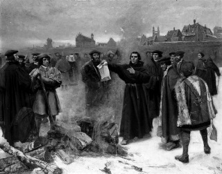 Marcin Luter pali bullę papieską