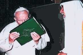 Jan Paweł II całuje Koran