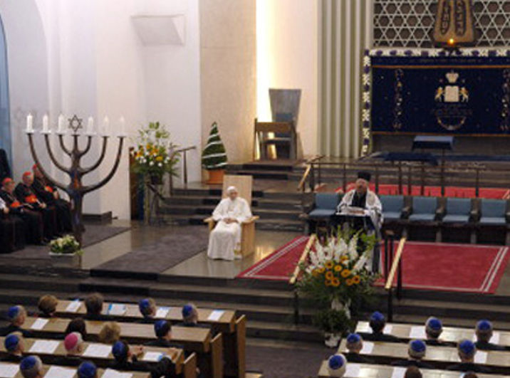 Pseudopapież Benedykt XVI (Joseph Ratzinger) w synagodze żydowskiej, 2005 r.