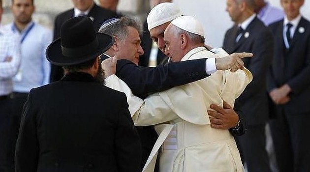 Pseudopapież Bergoglio brata się z zydami.