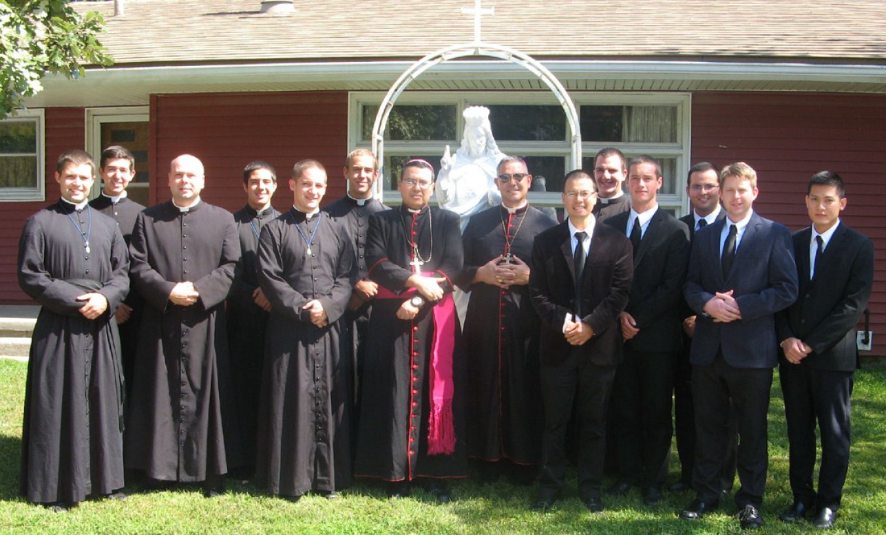 Biskup Martin Davila i biskup Mark. A. Pivarunas wraz z seminarzystami CMRI