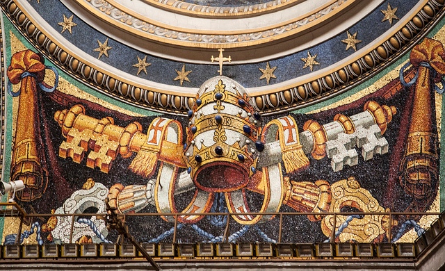 Tiara papieska i klucze piotrowe
